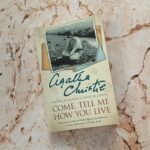 Agatha Christie Instagram – 📖 Come, Tell Me How You Live is an intimate account written by Christie of her adventurous life with archaeologist, Max Mallowan. Complemented with photos from dig sites, this memoir is a fascinating insight into a more personal time of her life.
#AgathaChristie #ComeTellMeHowYouLive #Archaeology #MaxMallowan #Memoir #NonFictionBooks