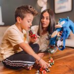Aggeliki Daliani Instagram – Εγώ προσπαθώντας να μάθω τα ονόματα και τις ιστορίες των ηρώων της σειράς Sonic Prime! 😅 Σε αυτά είμαι αδιάβαστη… μου κάνει ταχύρρυθμα σεμινάρια ο Νικήτας παίζοντας με τις φιγούρες του! 
Εσείς τον ξέρετε τον Sonic?!
••••••••••••••••••••••••••••••••••••••••••
#sonic #sonicprime #sonicmania #sonictoys #sonicfigures�