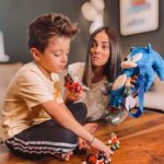 Aggeliki Daliani Instagram – Εγώ προσπαθώντας να μάθω τα ονόματα και τις ιστορίες των ηρώων της σειράς Sonic Prime! 😅 Σε αυτά είμαι αδιάβαστη… μου κάνει ταχύρρυθμα σεμινάρια ο Νικήτας παίζοντας με τις φιγούρες του! 
Εσείς τον ξέρετε τον Sonic?!
••••••••••••••••••••••••••••••••••••••••••
#sonic #sonicprime #sonicmania #sonictoys #sonicfigures�