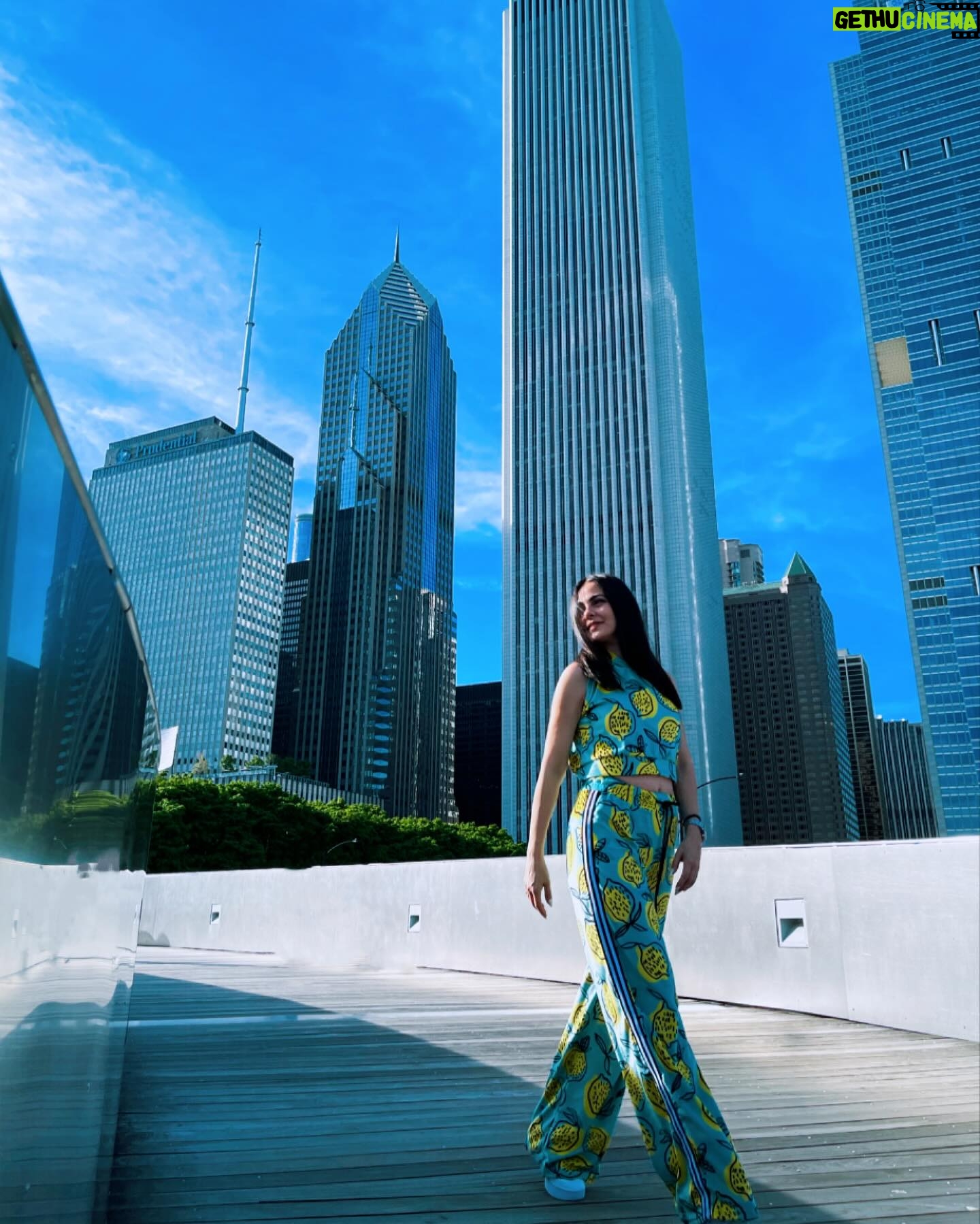 Aggeliki Daliani Instagram - Big city life…!!! ••••••••••••••••••••••••••••••••••••••••••••••••••••••• #usatravel #chicago #traveler