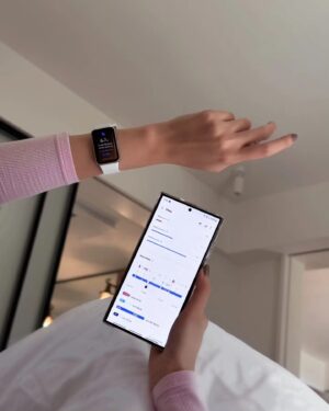 Aggie Hsieh Instagram - Lately, I've been obsessed with this new Galaxy Fit3. It definitely exudes a sportier vibe compared to other products I've tried in the past! I love that it automatically tracks six workouts of your choice from 101 selections, making it super convenient. I used to find it annoying having to manually track every workout, which ended up with me not always tracking my activities. Another great upgrade is the battery performance, now lasting up to 13 days! I used to hate having to charge it every night, but now, with the extended battery life, I can happily track my sleep, which has interestingly become something I look forward to checking every morning 🤣 It's almost like being a student eagerly awaiting their sleep score/grade 🤣

I also appreciate the waterproof function a lot, so I don't have to worry about it getting wet at the beach, on river tracing trips, or even during rainy bike rides. A cute new feature is the camera remote, allowing you to take pictures on your phone with the Galaxy Fit3 ! This makes it easier to capture pictures for social media or get a group picture without needing someone to take it for you 🤣

The last feature I want to share is the fall detection. Remember a few months ago when I was outside an operating room? It was because my boyfriend fell and got injured riding a bicycle that day. Fortunately, I was there to help call a car to the emergency room. That experience reminded me that accidents really can't be predicted, and if he had this feature, it could have reduced the panic in that day. If you're also using the Galaxy Fit3, I recommend activating this feature asap!

最近，我對這款新的Galaxy Fit3推坑了。它跟我以前使用過的其他產品相比真的很不一樣，Galaxy Fit3 的1.6吋方形大螢幕讓我再運動的時使用更加方便了！我喜歡它可以自動跟蹤你從101個選項中選擇的6項運動訓練，真的非常方便。
過去，我常常覺得每次訓練都要手動打開它有點煩人，因為很多時候都會讓我無法跟蹤我的所有活動。另一個很棒的升級是它可以持續長達13天的電量！不用再像過去一樣每晚都要給手環充電，還可以很穩定的追蹤我的睡眠狀態，成為我每天早上起床第一個期待看到的事情 ， 讓我像一個學生急切地等待他們的睡眠分數/等級一樣 🤣

另外我也很推薦它的防水功能，讓我不必擔心在海灘、溯溪旅行或甚至在雨天騎自行車時它會被弄濕了。還有一個可愛的新功能是以 Galaxy Fit3 遙控手機相機的拍照功能，自拍或是與很多朋友拍團體照時也可以不需要找其他人來為你拍攝 🤣

最後要分享的功能是智慧跌倒偵測。還記得我前幾個月的時候在手術室外？是因為當天跟男友騎腳踏車時，他不小心摔倒受傷。幸好我那天也在，可以幫忙叫車去急救室。但那次的體驗也提醒了我，有些意外真的是無法預測，但這新功能的確是可以減少我當天的慌亂，如果你們也有購買這個手環，也推薦大家立刻開啟這個功能吧！

#Samsung
#GalaxyFit3
#TeamGalaxy