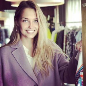 Aglaya Shilovskaya Instagram - Это я почему раньше такая вредная была? Это потому что у меня пальто от @luisacerano не было, а теперь я сразу добреть начну...Вот со съёмок приходишь домой, а пальто тебе радуется ☺️☺️#luisacerano #аглаяшиловская