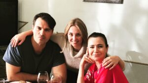 Aglaya Shilovskaya Instagram - Для любого актера главная роль это не только удача, но и прежде всего проверка на проф пригодность. Если ты все время в кадре, отмазки на бездарный сценарий, слабых партнеров и никчемного режиссера не проходят😏Фильм должен вытаскивать актёр, исполняющий главную роль!
С завтрашнего дня на канале #россия1 в 21:00 стартует сериал « Ловушка для Королевы». Честно говоря, волнуюсь, потому что не знаю, что в итоге получилось. Но очень надеюсь, что мне не будет за себя стыдно!😬#ловушкадлякоролевы #аглаяшиловская