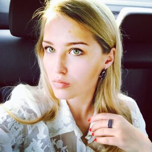 Aglaya Shilovskaya Instagram - Спасибо @thr_rus за многочисленные приятные встречи с коллегами, которых давно не видела. Спасибо за новые приятные знакомства. Спасибо @charisma_rufashion @elena_charisma за чудесное платье!💕 @sashoulik спасибо 💕  украшения @miuz_ru 💕 #whiteparty #аглаяшиловская #hollywoodreporter @mariomikke #мариомикке #ммкф2017