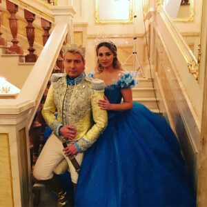Aglaya Shilovskaya Instagram - НАКОНЕЦ! На YouTube премьера клипа на песню «Два венца на карете»
Я  ЗОЛУШКА!))) а принц- @nikolaibaskov НИКОЛАЙ БАСКОВ!!! 💋💋💋💋 спасибо чудесной команде. Режиссер @serejatkachenko оператор @banderas hairstyle моя любимая @marycatmercury ❤️ costume designer @seredinparis_couture @julady_julietta makeup #Светагдеты стихи @gutserievmedia Музыка @revtovsergey 
#аглаяшиловская #николайбасков #двавенцанакарете