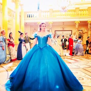 Aglaya Shilovskaya Instagram - НАКОНЕЦ! На YouTube премьера клипа на песню «Два венца на карете»
Я  ЗОЛУШКА!))) а принц- @nikolaibaskov НИКОЛАЙ БАСКОВ!!! 💋💋💋💋 спасибо чудесной команде. Режиссер @serejatkachenko оператор @banderas hairstyle моя любимая @marycatmercury ❤️ costume designer @seredinparis_couture @julady_julietta makeup #Светагдеты стихи @gutserievmedia Музыка @revtovsergey 
#аглаяшиловская #николайбасков #двавенцанакарете