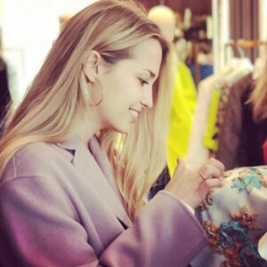 Aglaya Shilovskaya Instagram - Это я почему раньше такая вредная была? Это потому что у меня пальто от @luisacerano не было, а теперь я сразу добреть начну...Вот со съёмок приходишь домой, а пальто тебе радуется ☺️☺️#luisacerano #аглаяшиловская