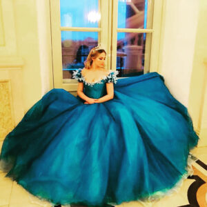 Aglaya Shilovskaya Instagram - НАКОНЕЦ! На YouTube премьера клипа на песню «Два венца на карете»
Я  ЗОЛУШКА!))) а принц- @nikolaibaskov НИКОЛАЙ БАСКОВ!!! 💋💋💋💋 спасибо чудесной команде. Режиссер @serejatkachenko оператор @banderas hairstyle моя любимая @marycatmercury ❤️ costume designer @seredinparis_couture @julady_julietta makeup #Светагдеты стихи @gutserievmedia Музыка @revtovsergey 
#аглаяшиловская #николайбасков #двавенцанакарете