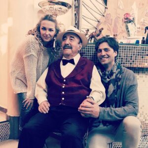 Aglaya Shilovskaya Instagram - Степан Пучинян - наш Клинт Иствуд! В восемьдесят девять не только снимает , но и сам зажигает в кадре.)) 🎬🎬🎬🎬📽📽📽#аглаяшиловская #иванколесников #фильмтривременигода