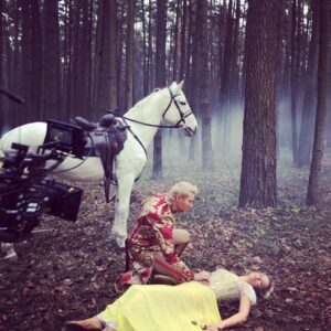 Aglaya Shilovskaya Instagram - НАКОНЕЦ! На YouTube премьера клипа на песню «Два венца на карете»
Я  ЗОЛУШКА!))) а принц- @nikolaibaskov НИКОЛАЙ БАСКОВ!!! 💋💋💋💋 спасибо чудесной команде. Режиссер @serejatkachenko оператор @banderas hairstyle моя любимая @marycatmercury ❤️ costume designer @seredinparis_couture @julady_julietta makeup #Светагдеты стихи @gutserievmedia Музыка @revtovsergey 
#аглаяшиловская #николайбасков #двавенцанакарете