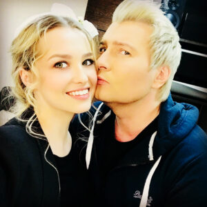 Aglaya Shilovskaya Instagram - НАКОНЕЦ! На YouTube премьера клипа на песню «Два венца на карете»
Я  ЗОЛУШКА!))) а принц- @nikolaibaskov НИКОЛАЙ БАСКОВ!!! 💋💋💋💋 спасибо чудесной команде. Режиссер @serejatkachenko оператор @banderas hairstyle моя любимая @marycatmercury ❤️ costume designer @seredinparis_couture @julady_julietta makeup #Светагдеты стихи @gutserievmedia Музыка @revtovsergey 
#аглаяшиловская #николайбасков #двавенцанакарете