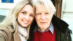 Aglaya Shilovskaya Instagram - Для любого актера главная роль это не только удача, но и прежде всего проверка на проф пригодность. Если ты все время в кадре, отмазки на бездарный сценарий, слабых партнеров и никчемного режиссера не проходят😏Фильм должен вытаскивать актёр, исполняющий главную роль!
С завтрашнего дня на канале #россия1 в 21:00 стартует сериал « Ловушка для Королевы». Честно говоря, волнуюсь, потому что не знаю, что в итоге получилось. Но очень надеюсь, что мне не будет за себя стыдно!😬#ловушкадлякоролевы #аглаяшиловская