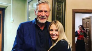 Aglaya Shilovskaya Instagram - Ура! Наконец-то я смогла вернуть себе свой аккаунт! Чего это стоило мне... известно только мне и ФСБ )) Но вообще... защита у Инстаграм чудовищная. 
Пока боролась с турецкими хакерами, успела съездить на фестиваль в Читу, где мне оказали честь быть председателем жюри «Новый взгляд».
Ну и конечно пришлось везде петь) А чего ж не спеть, когда я навезла с собой прекрасных платьев от @charisma_rufashion. Спасибо Чите, спасибо @elena_charisma , и все таки тебе - инСТОграм. А может и 200 грам ...🥴🙈 #александрмихайлов #сергейниконенко #аленабабенко #ингаоболдина #мишабашкатов #моямамаогонь #забайкальскийкинофестиваль #богульник #аглаяшиловская