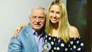 Aglaya Shilovskaya Instagram - Ура! Наконец-то я смогла вернуть себе свой аккаунт! Чего это стоило мне... известно только мне и ФСБ )) Но вообще... защита у Инстаграм чудовищная. 
Пока боролась с турецкими хакерами, успела съездить на фестиваль в Читу, где мне оказали честь быть председателем жюри «Новый взгляд».
Ну и конечно пришлось везде петь) А чего ж не спеть, когда я навезла с собой прекрасных платьев от @charisma_rufashion. Спасибо Чите, спасибо @elena_charisma , и все таки тебе - инСТОграм. А может и 200 грам ...🥴🙈 #александрмихайлов #сергейниконенко #аленабабенко #ингаоболдина #мишабашкатов #моямамаогонь #забайкальскийкинофестиваль #богульник #аглаяшиловская