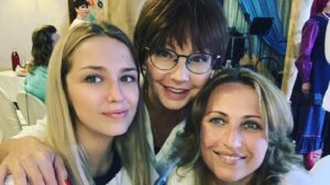 Aglaya Shilovskaya Instagram - Ура! Наконец-то я смогла вернуть себе свой аккаунт! Чего это стоило мне... известно только мне и ФСБ )) Но вообще... защита у Инстаграм чудовищная. 
Пока боролась с турецкими хакерами, успела съездить на фестиваль в Читу, где мне оказали честь быть председателем жюри «Новый взгляд».
Ну и конечно пришлось везде петь) А чего ж не спеть, когда я навезла с собой прекрасных платьев от @charisma_rufashion. Спасибо Чите, спасибо @elena_charisma , и все таки тебе - инСТОграм. А может и 200 грам ...🥴🙈 #александрмихайлов #сергейниконенко #аленабабенко #ингаоболдина #мишабашкатов #моямамаогонь #забайкальскийкинофестиваль #богульник #аглаяшиловская