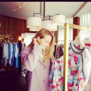 Aglaya Shilovskaya Instagram - Это я почему раньше такая вредная была? Это потому что у меня пальто от @luisacerano не было, а теперь я сразу добреть начну...Вот со съёмок приходишь домой, а пальто тебе радуется ☺️☺️#luisacerano #аглаяшиловская