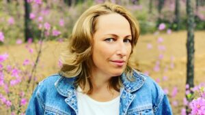 Aglaya Shilovskaya Instagram - Ура! Наконец-то я смогла вернуть себе свой аккаунт! Чего это стоило мне... известно только мне и ФСБ )) Но вообще... защита у Инстаграм чудовищная. 
Пока боролась с турецкими хакерами, успела съездить на фестиваль в Читу, где мне оказали честь быть председателем жюри «Новый взгляд».
Ну и конечно пришлось везде петь) А чего ж не спеть, когда я навезла с собой прекрасных платьев от @charisma_rufashion. Спасибо Чите, спасибо @elena_charisma , и все таки тебе - инСТОграм. А может и 200 грам ...🥴🙈 #александрмихайлов #сергейниконенко #аленабабенко #ингаоболдина #мишабашкатов #моямамаогонь #забайкальскийкинофестиваль #богульник #аглаяшиловская