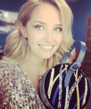 Aglaya Shilovskaya Instagram - Талантливый питерский дизайнер @mukhina_store подарила мне  очень красивую сумку 👏💝
Я всегда восхищалась ручной работой. Сумка сделана из натуральной серебристой кожи и чёрного бархата , украшенна вышивкой кристаллами Swarovski.Я думала она такая маленькая, а в неё столько влезает, что я всё, что мне было необходимо понапихала (а это 10 пачек валидола)😂🙈и взяла с собой на прямой эфир финала #голосдети #аглаяшиловская #couture_mukhina
