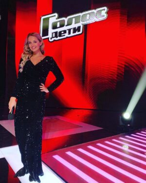 Aglaya Shilovskaya Instagram - Вот и прошли первые прямые эфиры на шоу @voice1tv на @1tv Никогда не думала, что быть ведущей такой тяжкий и нервный труд. Если бы не поддержка (в прямом смысле тоже) @nagiev.universal не знаю, чем бы для меня все закончилось)) и ещё дети! Они своей искренностью и талантом заряжали энергией в самые важные минуты. Спасибо им! А ещё огромное спасибо руководству Первого канала за то, что разрешили мне  поздравить мою маму с юбилеем на всю страну в прямом эфире! Большей радости не испытывала никогда! Девочкам за красоту макияжа и причёски отельное спасибо @marinarykova_stylist  @makeupkrisstina ❤️Ребятам -за чудесное платье @snezana0608 и ее мужу Лёше❤️ и моя любимая @petitnp за постоянное прибывание рядом со мной и чудесные фото ❤️#аглаяшиловская #первыканал #голосдети #валериймеладзе