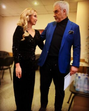 Aglaya Shilovskaya Instagram - Вот и прошли первые прямые эфиры на шоу @voice1tv на @1tv Никогда не думала, что быть ведущей такой тяжкий и нервный труд. Если бы не поддержка (в прямом смысле тоже) @nagiev.universal не знаю, чем бы для меня все закончилось)) и ещё дети! Они своей искренностью и талантом заряжали энергией в самые важные минуты. Спасибо им! А ещё огромное спасибо руководству Первого канала за то, что разрешили мне  поздравить мою маму с юбилеем на всю страну в прямом эфире! Большей радости не испытывала никогда! Девочкам за красоту макияжа и причёски отельное спасибо @marinarykova_stylist  @makeupkrisstina ❤️Ребятам -за чудесное платье @snezana0608 и ее мужу Лёше❤️ и моя любимая @petitnp за постоянное прибывание рядом со мной и чудесные фото ❤️#аглаяшиловская #первыканал #голосдети #валериймеладзе