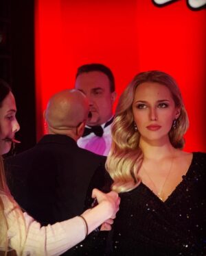 Aglaya Shilovskaya Instagram - Вот и прошли первые прямые эфиры на шоу @voice1tv на @1tv Никогда не думала, что быть ведущей такой тяжкий и нервный труд. Если бы не поддержка (в прямом смысле тоже) @nagiev.universal не знаю, чем бы для меня все закончилось)) и ещё дети! Они своей искренностью и талантом заряжали энергией в самые важные минуты. Спасибо им! А ещё огромное спасибо руководству Первого канала за то, что разрешили мне  поздравить мою маму с юбилеем на всю страну в прямом эфире! Большей радости не испытывала никогда! Девочкам за красоту макияжа и причёски отельное спасибо @marinarykova_stylist  @makeupkrisstina ❤️Ребятам -за чудесное платье @snezana0608 и ее мужу Лёше❤️ и моя любимая @petitnp за постоянное прибывание рядом со мной и чудесные фото ❤️#аглаяшиловская #первыканал #голосдети #валериймеладзе