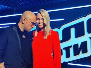 Aglaya Shilovskaya Instagram - Сегодня у нас в @voice1tv первые поединки. Подошёл ко мне @nagiev.universal и сказал - фотки эти разрешаю выложить, только если скажешь, что у нас роман!) вот я  выкладываю и говорю- Дмитрий Владимирович- я вас очень люблю!)#голосдети #1канал #аглаяшиловская #дмитрийнагиев  hairstyle @a_nytka.gneusheva  makeup @makeupkrisstina 💕💞