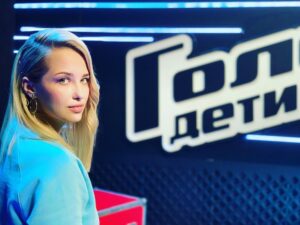Aglaya Shilovskaya Instagram - Сегодня у нас в @voice1tv первые поединки. Подошёл ко мне @nagiev.universal и сказал - фотки эти разрешаю выложить, только если скажешь, что у нас роман!) вот я  выкладываю и говорю- Дмитрий Владимирович- я вас очень люблю!)#голосдети #1канал #аглаяшиловская #дмитрийнагиев  hairstyle @a_nytka.gneusheva  makeup @makeupkrisstina 💕💞