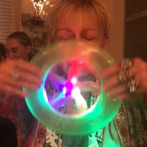 Agnès Varda Instagram - Birthday party pour Rosalie 💥💃😊🌸🌞 Tournez manège ! Color 💕💜🧡💚💙❤️Merry go round ... Frisbee d’amour 
@rosalievarda 
@deborah_francois_officiel