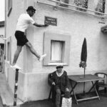 Agnès Varda Instagram – @jr essaye de décrocher ma plaque à la Pointe courte