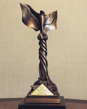Agnès Varda Instagram - @jr et moi, on a pas reçu un Oscar pour #facesplaces , mais deux Independent Spirit Awards : chacun le sien !  En fait ça nous va bien ; )
@jr and I did not receive one Oscar for #facesplaces, but two Independent Spirit Awards : one for each ! Actually it suits us ; )