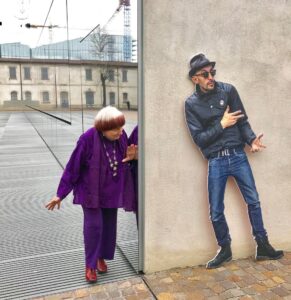 Agnès Varda Instagram - Revenge of all my cut boards that JR played with ! 😊 My turn : I took him with me @Fondazione Prada in Milano ... to present our film Faces Places 🎥 Ma revanche après mes aventures en découpage organisées par mon camarade JR ! C’est mon tour : je l ai emmené @Fondation Prada à Milan pour présenter Visages Villages #jr #visagesvillages 💃🎬😎