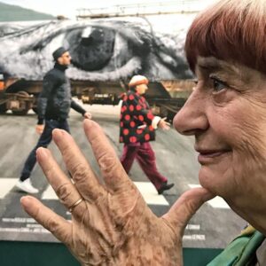 Agnès Varda Instagram - Pied de nez à nez avec la fine équipe de #cinetamaris #lepacte #rougeinternational #cohenmediagroup #arte #VisagesVillages #Cannes2017 @jr @iamjuliegayet @rosalievarda @mathieudemy