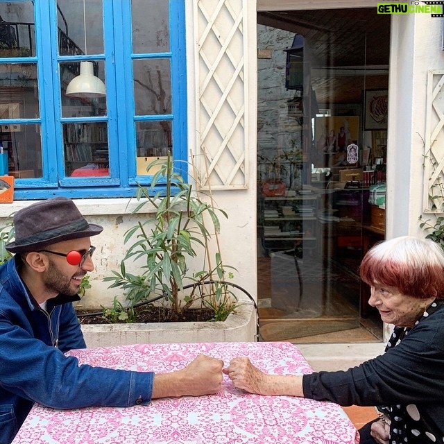 Agnès Varda - 20K Likes - Devinette : 2 points et un troisième ... @JR
