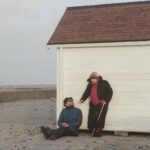 Agnès Varda Instagram - Avec mon complice @jr quand nous tournâmes Visages Villages. Ce soir, mercredi 9 mai à 21h, sur Canal ! 🎬 #visagesvillages #jr
