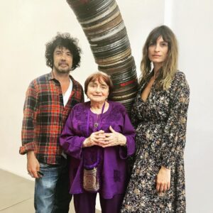 Agnès Varda Instagram - « Auprès de mon arche, on vivait heureux ! » @carolinedemaigret @yarolpoupaud #galerienathalieobadia #archedecinema