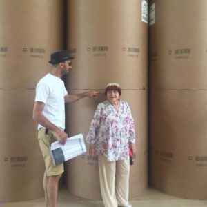Agnès Varda Instagram - dans une forêt de papier  de l'imprimerie du journal Ouest France, JR veut coller une chèvre @visages villages @jr @ouestfrance