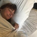 Agnès Varda Instagram - Hollywood...🌴Sous mon oreiller pour retenir mon speech en dormant. 😌A demain. Aïe ! Under my pillow to remind my speech. See you tomorrow !