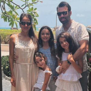 Agustina Lecouna Instagram - Gracias a mis hijitas, a @diego_belbussi todos los que me ayudan a ser una madre feliz todos los dias. ❤️💫🫶🏻