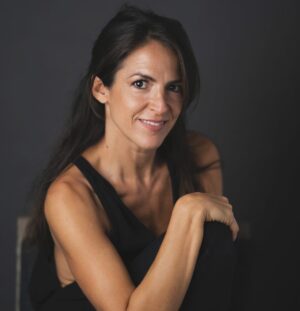 Agustina Lecouna Instagram - Repost from @teatro8
•
🌟🎭 Les presentamos a la destacada actriz Agustina Lecouna, la nueva estrella de Teatro 8 🎭🌟
Nacida en una familia arraigada en la industria audiovisual, Agustina descubrió su pasión por la actuación entre los decorados de telenovelas desde muy joven. Inició su carrera profesional en la televisión a los 18 años, también incursiono en el teatro y el cine donde su talento floreció verdaderamente. Educada bajo la tutela de maestros icónicos como Juan Carlos Gene y Veronica Oddo, Agustina ha explorado una variedad de géneros artísticos, dejando su huella en cada escenario.
Después de 14 años perfeccionando su arte, como expatriada, regresa a las tablas en nuestro emblemático Teatro 8. En esta ocasión, se une a dos genios de la comedia en una obra que ha hecho reír a audiencias alrededor del mundo. ¡No se pierdan la oportunidad de ver a Agustina en acción en esta temporada!
👏 Sigan nuestras redes para más detalles sobre esta producción que garantiza ser una joya de nuestro teatro. 
PH: @chantal_lawrie 
#BienvenidaAgustina #Teatro8 #ArteCultural