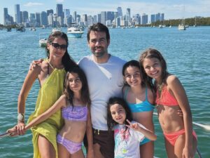 Agustina Lecouna Instagram - 1y 2)Embarcarse con amigos hacia nuevas aventuras es siempre el mejor plan.  @jorgina23  3,4, 5 y 8) No hay nada que me reconstruya mejor y acomode tan rápidamente mis piezas como la visita de mi mamá la mejor del mundo. Su PASO en estas Pascuas nos lleno de amor. @celinaamadeo  6,7,9 y 10) Hace 14 años que estamos juntos y nos encanta celebrarnos y celebrar la vida como el primer dia. @diego_belbussi Feliz aniversario. 🎉❤️