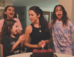 Agustina Lecouna Instagram - Cumpleaños feliz. Gracias por tantísimos mensajes llenos de amor y buenos deseos. Gracias @diego_belbussi ❤️ gracias bebuchas de mamá. Gracias amigos queridos. Gracias a todos.Gracias @delfinalecouna por la torta.