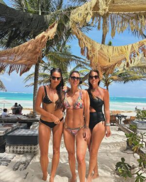 Agustina Lecouna Instagram - Dos dias en la vida nunca vienen nada mal. @nomadetulum @milagrosbrito @solsisah