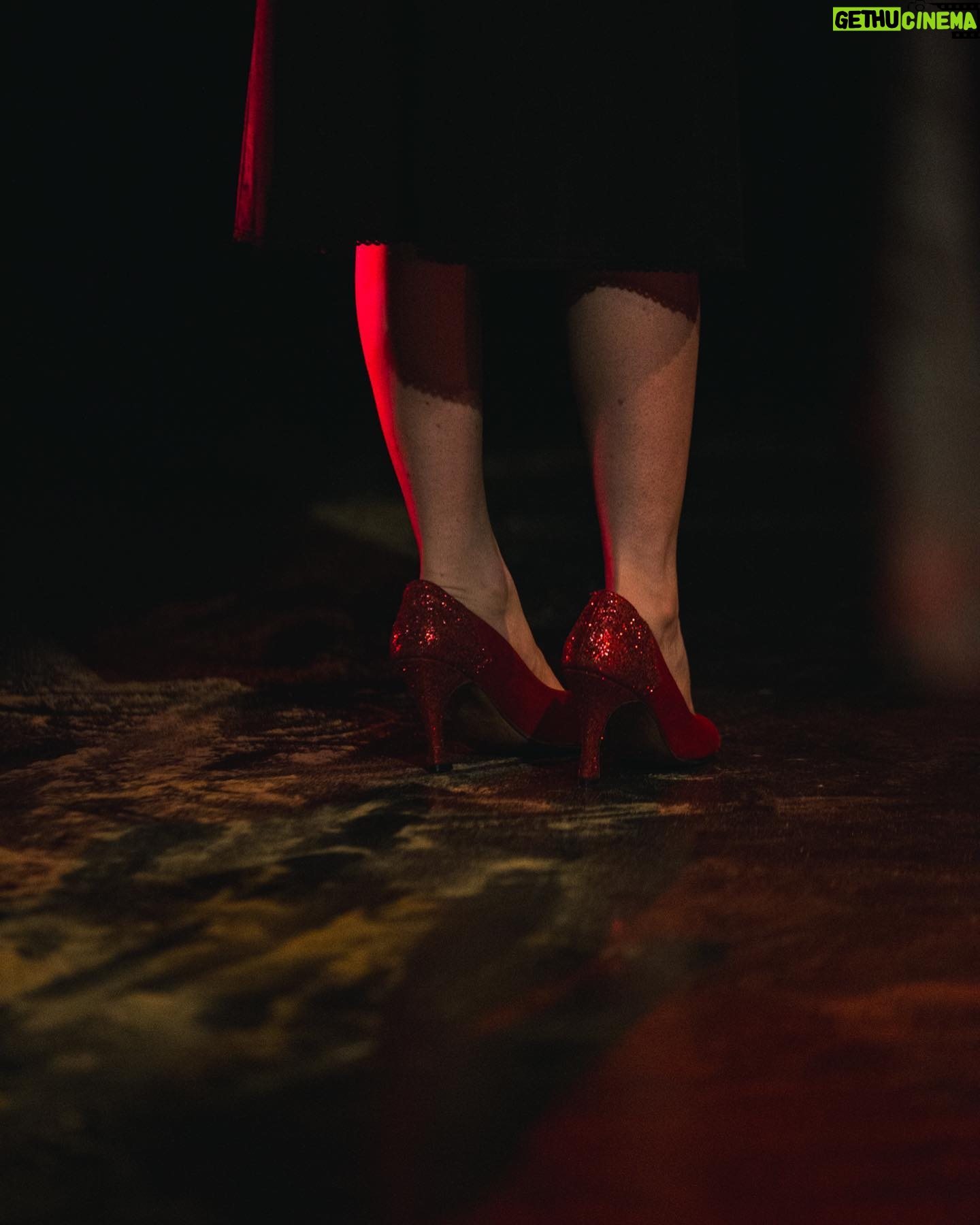 Agustina Cabo Instagram - @mirarnosasihastamorirnos nos quedan tres!! Domingo 24, sábado 30, domingo 1. 20:30 hs en @elculturalsanmartin . Entradas en el link de mi biografía.