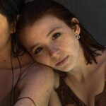 Agustina Cabo Instagram - Una foto que sacó @ninamyndlis hace dos años aprox para Mirarnos así hasta morirnos una obra en la que actuábamos con @carolinakopelioff, que en la foto es el hombro en el que me apoyo.