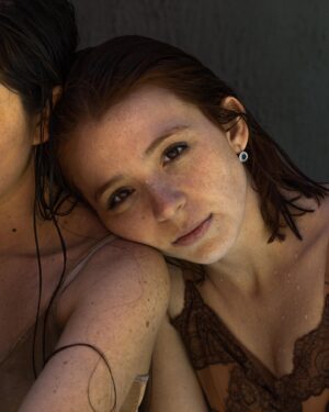 Agustina Cabo Instagram - Una foto que sacó @ninamyndlis hace dos años aprox para Mirarnos así hasta morirnos una obra en la que actuábamos con @carolinakopelioff, que en la foto es el hombro en el que me apoyo.