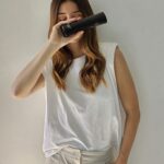 Agustina Cordova Instagram - todavía me acuerdo de la primera vez que me sacó una foto con su cámara pro y la primera vez que actué fue en corto una que hizo para la facultad, yo esperando cuentos, él me leía a Borges. Por ser único, por ser distinto, porque me llenaste de estímulos y creatividad! En el día del padre te celebro con este regalo con mucho amor junto a Armani. #unregalounicoparaunpapaunico