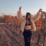 Agustina Cordova Instagram - algunas del finde, no lo supero. directo a la @maal_max sin escala, con una @monse.by que me llenó de arneses, cadenas, corona y magia. ⛓️ Ufff que lindo tener tantos amigos de visita en Mendoland. De otro planeta @alfremerlo @negraaleman 🎧⚡️ tranqui tu cumple @soltossounian 🤍 El último video me destruye ⚡️