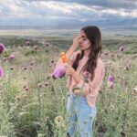 Agustina Cordova Instagram - Pausar esta caminata, para actualizar el protector solar con este paisaje es un lujo. Mendoza es la tierra del sol 🌞 (sí, también del buen vino) Por eso siempre en mi cartera llevo el protector Fluido Ultra Mat Perfect FPS 50 de @eauthermaleaveneargentina que es liviano, matificante y anti brillo, mi gran aliado de todos los días! ✨ Además, también viene con color! . Uds que tipo de protección prefieren? Spray, compacto o crema? Con color o sin? 🧴 . #Avenetecuida