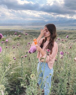 Agustina Cordova Instagram - Pausar esta caminata, para actualizar el protector solar con este paisaje es un lujo.
Mendoza es la tierra del sol 🌞 (sí, también del buen vino) Por eso siempre en mi cartera llevo el protector Fluido Ultra Mat Perfect FPS 50  de @eauthermaleaveneargentina que es liviano, matificante y anti brillo, mi gran aliado de todos los días! ✨
Además, también viene con color! 
.
Uds que tipo de protección prefieren? Spray, compacto o crema? Con color o sin? 🧴
.
#Avenetecuida