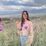 Agustina Cordova Instagram - Pausar esta caminata, para actualizar el protector solar con este paisaje es un lujo. Mendoza es la tierra del sol 🌞 (sí, también del buen vino) Por eso siempre en mi cartera llevo el protector Fluido Ultra Mat Perfect FPS 50 de @eauthermaleaveneargentina que es liviano, matificante y anti brillo, mi gran aliado de todos los días! ✨ Además, también viene con color! . Uds que tipo de protección prefieren? Spray, compacto o crema? Con color o sin? 🧴 . #Avenetecuida